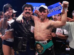 Álvarez con el campeonato continental de peso superligero del CMB. ARCHIVO /