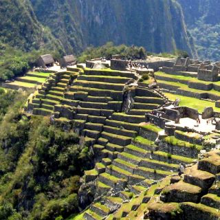 Restringen acceso a Machu Picchu por derrumbes