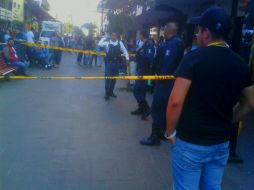 Alrededor de las 16:40 horas cuando policías municipales acordonaron el área próxima a varios comercios.  /