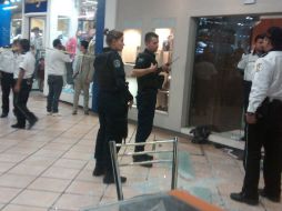 Al parecer los asaltantes amenazaron a los empleados del lugar.  /