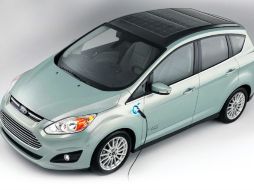 El auto de cuatro puertas funciona con un techo de paneles solares.  /