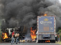 Esta tarde comenzó un nuevo bloqueo y quema de camiones en la carretera Cuatro Caminos-Apatzingán. EFE /