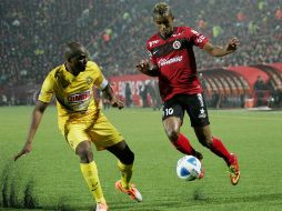 Aquivaldo Mosquera y Fidel Martínez disputan el balón. Los Xolos jugaron mucho más ofensivos que en la primera jornada. EFE /
