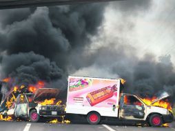 Por tercer día consecutivo, autodefensas bloquearon la carretera Cuatro Caminos-Apatzingán, para ello incendiaron al menos 10 vehículos AP /