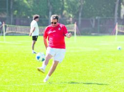 Tomás Boy durante el entrenamiento atlista, demostrando que aún guarda algo del toque que lo distinguió como jugador.  /