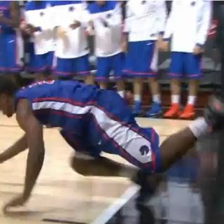 Basquetbolista provoca risas con triple caída