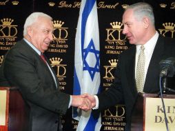 Benjamin Netanyahu lamenta el deceso de Sharon (i) tras permanecer ocho años en coma. ARCHIVO /