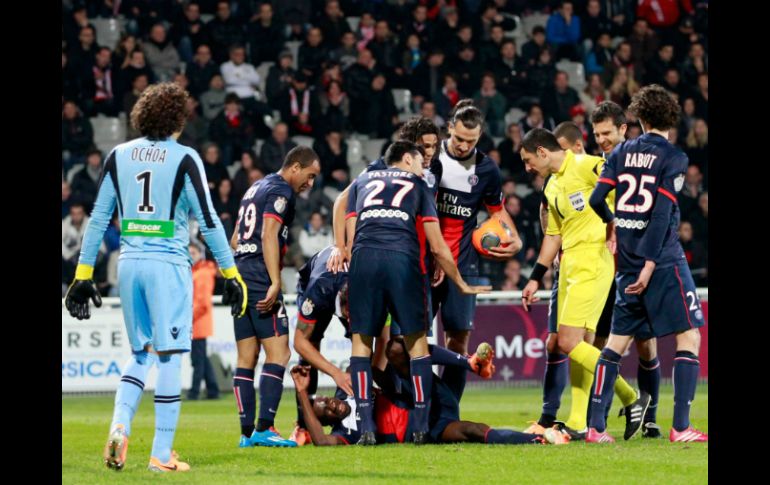 El portero mexicano detuvo el primer gol en el minuto 16, pese a esto, su equipo pierde. AFP /