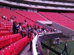 Unos 50 aficionados presenciaron el entrenamiento matutino de las Chivas en el estadio Omnilife.  /