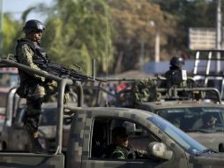 Elementos del Ejército patrullan en la zona de Cuatro Caminos, cerca de Michoacán. AP /