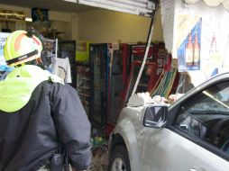 Peritos de Bomberos y Protección Civil llegaron al lugar para valorar los daños estructurales dela finca. ESPECIAL /