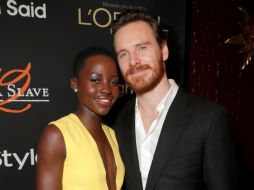 Lupita Nyong'o comparte escenas de '12 years a slave' con Michael Fassbender. AP /