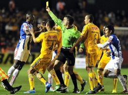 Por momentos, la falta de gol llevó a los jugadores a enfrascarse en dimes y diretes. EFE /