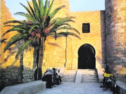 Una vista. Una escena actual frente a la entrada del fuerte Borj el-Kebi de los años 1200 en la isla tunecina de Djerba.  /