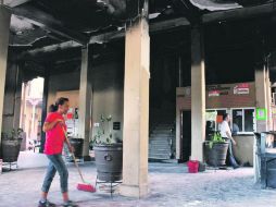 Secuelas. Las puertas de acceso del Palacio Municipal resultaron dañadas y los módulos de información fueron incendiados. NTX /