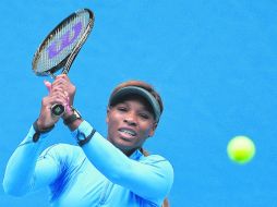 Entra en calor. Serena Williams practica previo a su debut de mañana en el Abierto de Australia. AFP /