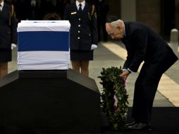 Presidente Shimon Peres, frente al atúd del ex primer ministro Ariel Sharon, en la Plaza Knesset, del Parlamento en Jerusalém. AP /