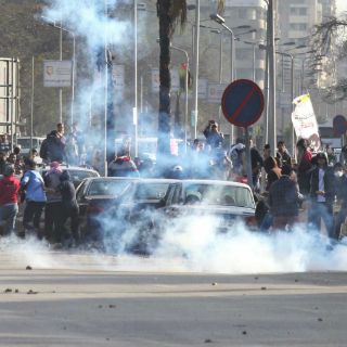 Policías y estudiantes chocan en Egipto