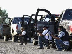Miembros de autodefensa se atrincheran en el municipio de Nueva Italia, tomado esta mañana. EFE /