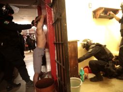 Policías realizan un cateo en el penal de Coyuca de Catalán, en la región de Tierra Caliente. ARCHIVO /