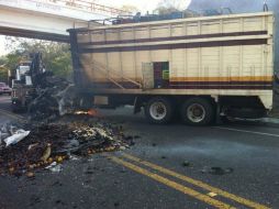 Un camión calcinado bloquea la circulación en una carretera de La Unión. SUN /