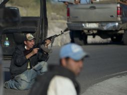 Un miembro de autodefensa se atrinchera en la localidad de Las Yeguas, en Michoacán.  /
