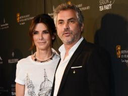 Cuarón y Bullock posaron para los medios durante la alfombra roja de los Globos de Oro. AP /