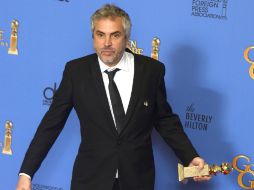 El director posa para las cámaras con agrado tras recibir el premio. EFE /