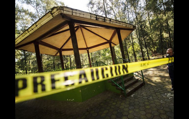 En Los Colomos II este quiosco tiene meses acordonado para evitar el paso de los visitantes porque no ha podido repararse.  /