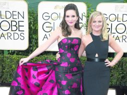Las anfitrionas: Tina Fey viste un Carolina Herrera y Amy Poehler un asimétrico Stella McCartney. EFE /