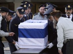 Guardias transportan el ataúd del ex primer ministro israelí, durante la preparación del funeral de Estado. ARCHIVO /