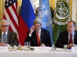 El representante especial de la ONU y la Liga Árabe para Siria, Lajdar Brahimi (I) John Kerry y Serguéi Lavrov. ARCHIVO /