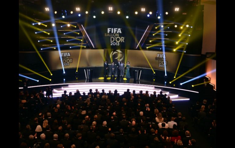 Futbolistas rinden homenaje a las personalidades recientemente fallecidas. AFP /