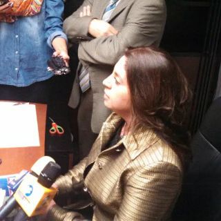 Elisa Ayón rompe cristal y ocupa su oficina