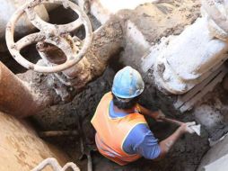 Un hombre realiza labores de mantenimiento. Imagen tomada de Facebook. ESPECIAL /