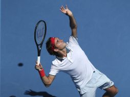 El suizo Roger Federer ante el australiano James Duckworth durante el primer día del Abierto de tenis de Australia. EFE /