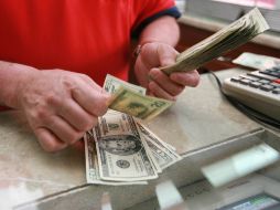 El dólar libre abrió esta mañana en un precio máximo de 13.40 pesos, cinco centavos más respecto al cierre de ayer. ARCHIVO /