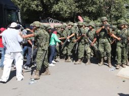 Esta mañana, José Mireles Valverde desmintió haber autorizado el desarme de los grupos de autodefensas. AFP /