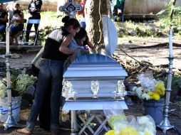 En un modesto hogar en la colonia Salvador Allende, los restos Mario N. de 56 años son velados por familiares y amigos. AFP /