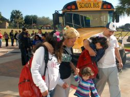 La escuela permanece cerrada, los padres han pasado a recoger a sus hijos, evacuados del plantel. ARCHIVO /
