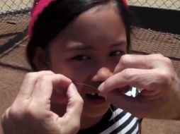 La pequeña, temerosa por la inusual forma de deshacerse de su ''diente de leche'', confía en el peculiar método de su padre. ESPECIAL /