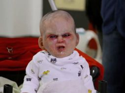 Las imágenes muestran una carriola abandonada en medio de las calles donde un bebé robot asusta a más de alguno. ESPECIAL /