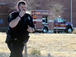 Un oficial de policía realiza un cerco en las inmediaciones donde ocurrió el tiroteo. AP /