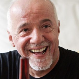 Coelho prefiere la alquimia de las redes sociales a las entrevistas