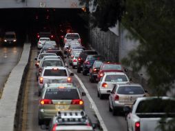 La mayor parte de la contaminación en la metrópoli provienen de emisiones de automotores. ARCHIVO /