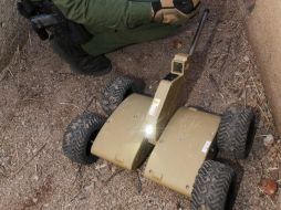 Agentes de la Patrulla Fronteriza realizan una demostración de los dispositivos en Nogales. EFE /