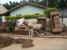 Hasta el momento suman 19 las casas destruidas y al menos un centenar de dañadas por el agua. EFE /