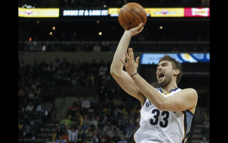 Gasol tira durante el partido ante Thunder. AP /