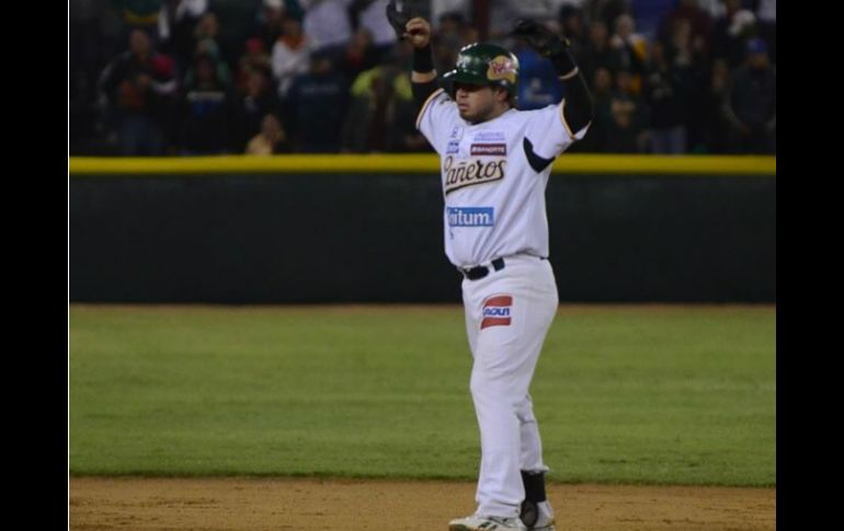 Jesús Arredondo bateó doblete con casa llena y anotó jonrón en el juego. Twitter: @VerdesxSiempre. ESPECIAL /