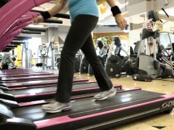 Si te ejercitas en el gimnasio debes contar con la supervisión de un entrenador o experto en educación física. ARCHIVO /